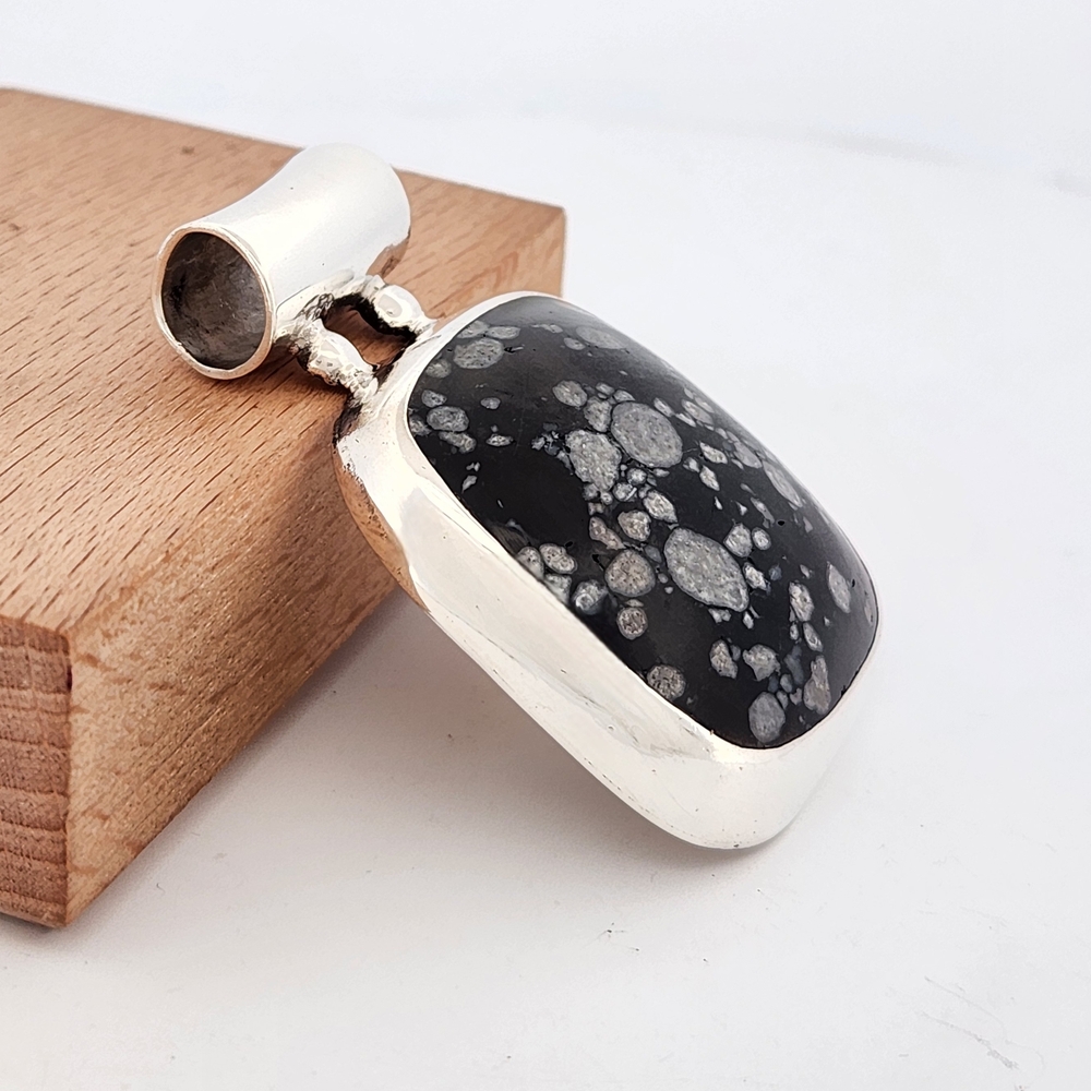 Elegant Black and Silver Pendant - Picture 2 of 3